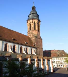 Blick von Nordosten auf den Turm der Stiftskirche Landau
