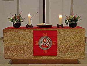 Altar mit rotem Parament