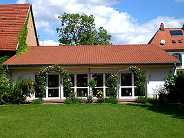 Gemeindehaus von der Gartenseite