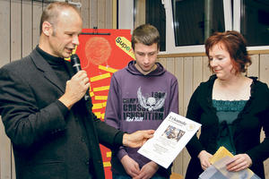 Übergibt die Partnerschaftsurkunde an Rektorin Dorothee Braun-Stickel von der Förderschule: Anton Geiser (links). Foto: abf