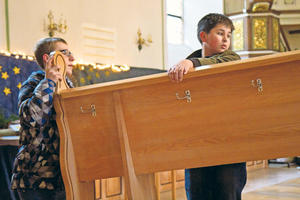 Kirchenschiff wird ausgeräumt: Jugendliche aus der Gemeinde helfen bei der Rockenhausener Adventsaktion mit. Foto: Nobi
