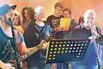 Besinnlicher Abschluss: Besucher, Berufsschüler, Organisatoren und Sänger Cris Cosmo (links) singen gemeinsam Adventslieder. Foto: Kunz