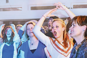 Rockiger Sound bewegt die Gemüter: Besucher tanzen ausgelassen zur Musik von Cris Cosmo. Foto: Kunz
