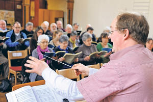 Übt auch große Oratorienliteratur: Bezirkskantorei Kusel bei der Probe zum Mozart-Requiem in Lauterecken. Fotos: M. Hoffmann