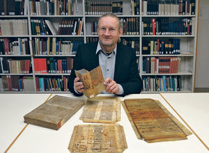 Für die Nachwelt bewahrt: Armin Schlechter von der Landesbibliothek in Speyer präsentiert Einbandfragmente. Foto: Landry