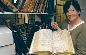Kommt ins weltweite Netz: Archivmitarbeiterin Monika Lauer präsentiert ein pfälzisches Kirchenbuch. Fotos: Landry